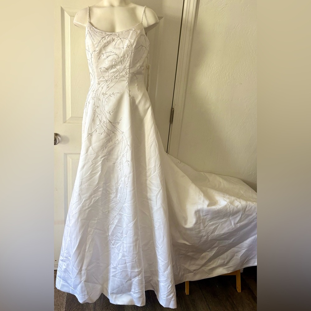 NWT Demetrio’s Spaghetti Strap A Line w/Train Satin Outer Layer Wedding Dress 14